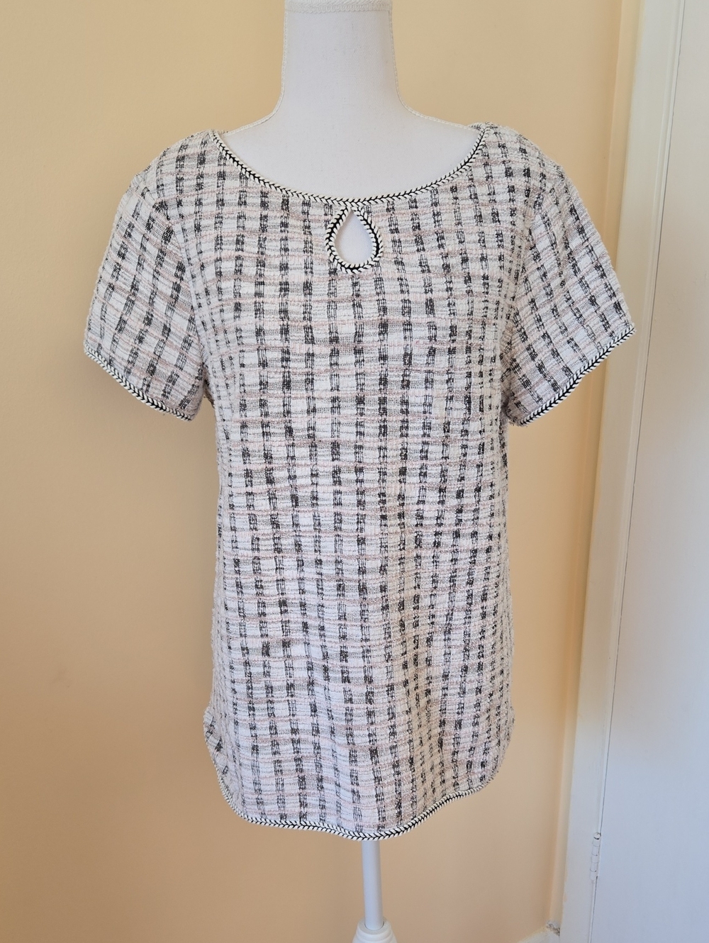 Max Studio Top with key hole neckline L